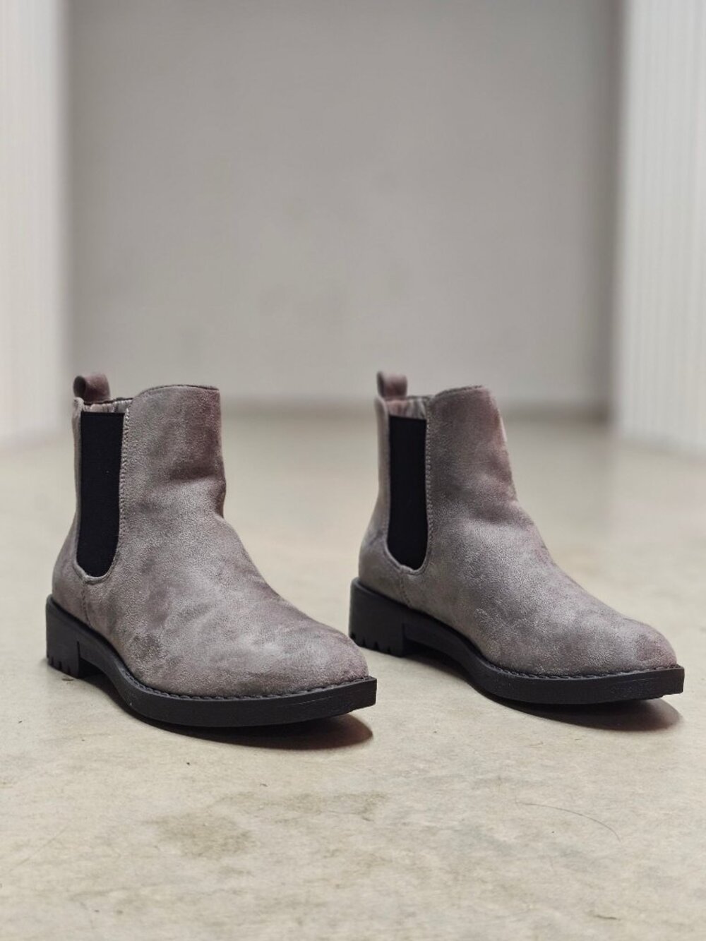 Gray Suede Chelsea Boots With Elastic Side Panels & Lug Sole Womens Size 6 - Picture 9 of 13